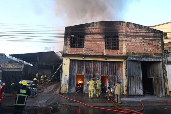 Fuego en depósito se reavivó esta mañana - Nacionales - ABC Color
