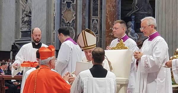 La Nación / Francisco invita a los cardenales a reavivar el fuego del amor de Dios