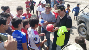 Crónica / "Pipino" y "Mister Magoo" llevaron alegría a unos peques chaqueños