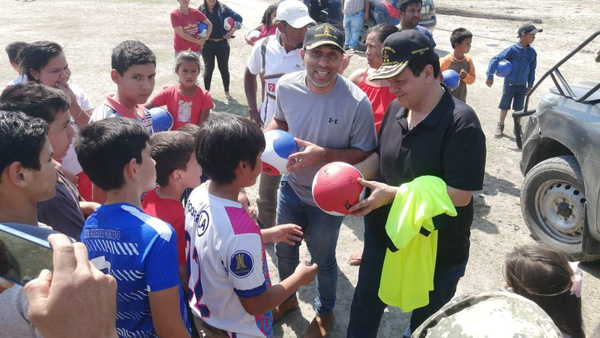 Crónica / "Pipino" y "Mister Magoo" llevaron alegría a unos peques chaqueños