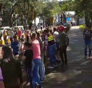 Motociclista muere decapitado tras atropellar una cadena en zona del puente de la Amistad - Megacadena — Últimas Noticias de Paraguay