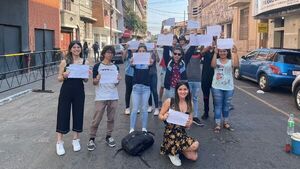 Protestan frente al MEC contra de estandarización del kit escolar
