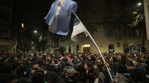 Diario HOY | Dispersan a manifestantes que tiraron vallas de seguridad e la casa de Cristina Fernández