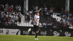 Óscar Cardozo hace historia en el fútbol paraguayo