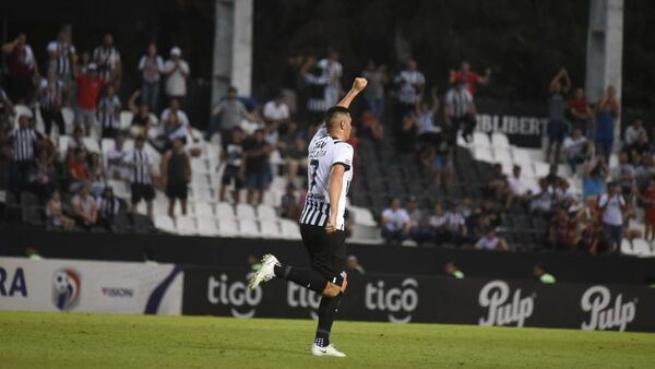 Óscar Cardozo hace historia en el fútbol paraguayo