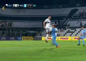 Crónica / [VIDEO] Olimpia: Saúl Salcedo oñemosẽ por esta jugada
