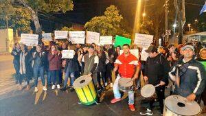 Ordenan detención de periodista por supuesta coacción a  6 mujeres