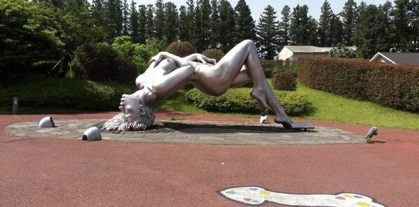 Arte y erotismo en un parque de Corea el Sur » San Lorenzo PY