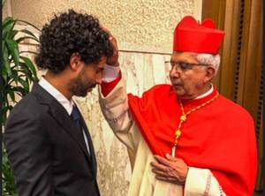 Crónica / Paraguayo reicibó la bendición del cardenal pyahu y lo "confundieron" con Mohamed Salah