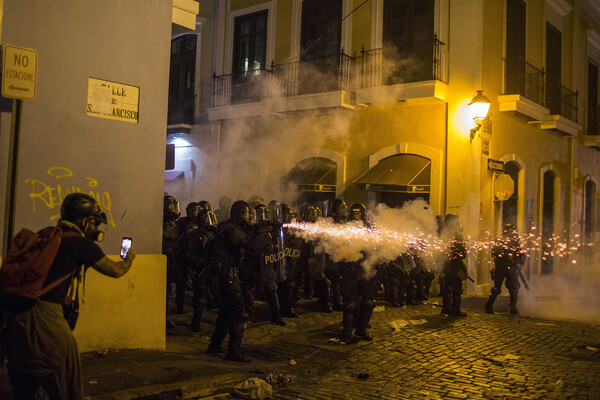 Cuatro policías heridos en protesta contra compañía eléctrica de Puerto Rico - El Independiente