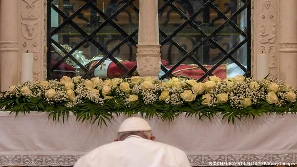 Francisco visita la tumba de Celestino V, el primer papa que renunció