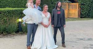 La Nación / Keanu Reeves lo vuelve a hacer: apareció sorpresivamente en una boda