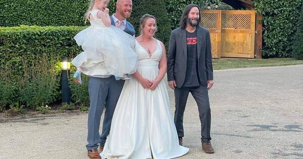 La Nación / Keanu Reeves lo vuelve a hacer: apareció sorpresivamente en una boda