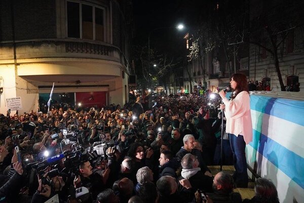 Argentina: CFK pide calma a sus seguidores tras cinco noches de vigilia en la puerta de su casa - ADN Digital