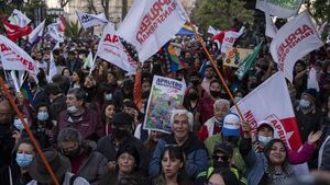 Sube tensión en Chile, con choques a favor y en contra de nueva Constitución