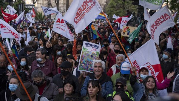 Sube tensión en Chile, con choques a favor y en contra de nueva Constitución
