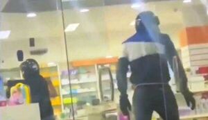 Motochorros roban arma y dinero de una farmacia - Policiales - ABC Color