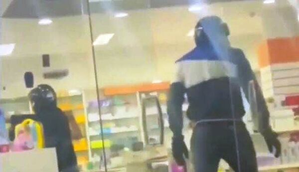 Motochorros roban arma y dinero de una farmacia - Policiales - ABC Color