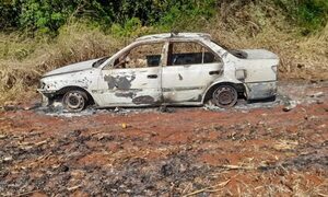 Hombre quema el auto de su esposa porque le denunció por violencia
