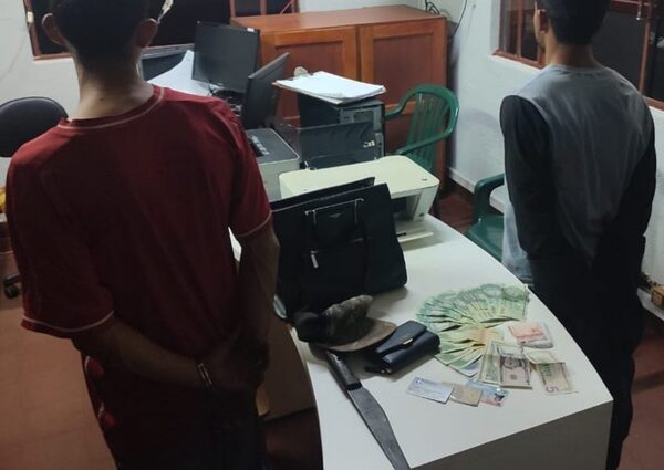Recuperan dinero robado tras detención de dos sujetos