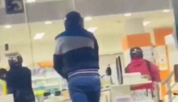 Crónica / Motochorros asaltan una farmacia, reducen al guardia y roban la recaudación