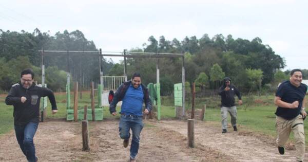 La Nación / “La política debe ser seria, pero no aburrida”, dijo el senador Aquino tras carrera con Nakayama