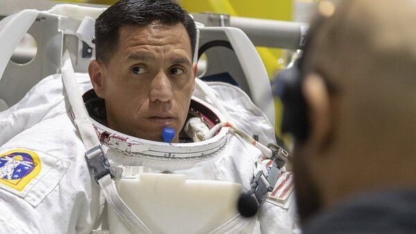 Astronauta hispano viaja a estación espacial internacional