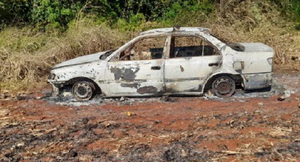Acusado por violencia familiar “reniega” e incinera auto de su esposa - Noticiero Paraguay