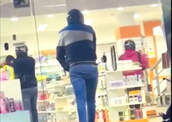 Cuatros bandidos toman por asalto una farmacia en el Área 4 de Ciudad del Este y roban dinero – Diario TNPRESS