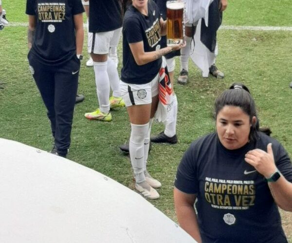 Jessi Santa Cruz festejó con chupi y baile campeonato de Olimpia (VIDEO)