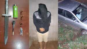 Prestó el auto de su amigo y cayó con balas, drogas y arma blanca