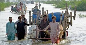 La Nación / Pakistán bajo agua: lluvias dejan más de 1.000 muertos