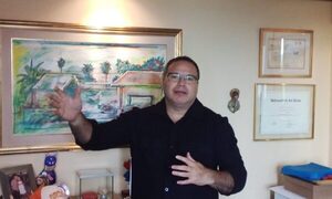 Imputan a Carlos Granada y piden su detención tras denuncias de acoso sexual