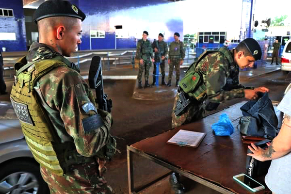 Concluye operación militar, pero lentos controles se mantienen en la frontera - La Clave