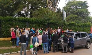 Grupo de padres apoya cancelación de matrículas en colegio de Lambaré
