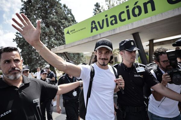 Edinson Cavani llegó a Valencia y firmará por dos temporadas - Fútbol Internacional - ABC Color