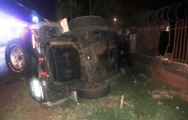Militar sale ileso tras choque y vuelco en Luque •