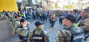 Transportistas bloquean cabecera del Puente de la Amistad  - ABC en el Este - ABC Color