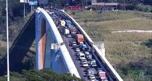 Mototaxistas bloquean paso por el Puente de la Amistad - La Clave