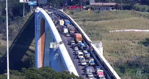 Mototaxistas bloquean paso por el Puente de la Amistad - La Clave