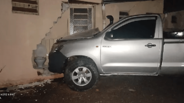 Intentó ingresar a la casa de su ex y luego colisionó contra un motel | Noticias Paraguay