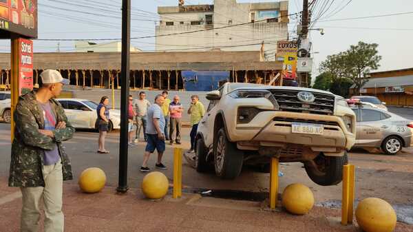 Aparatoso accidente en el centro de Pedro Juan deja a un argentino