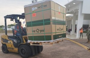 Arriban al país 500.000 dosis antiCOVID de Moderna para impulsar vacunación