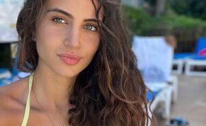 Sin maquillaje en un concurso de belleza, la modelo que hizo historia