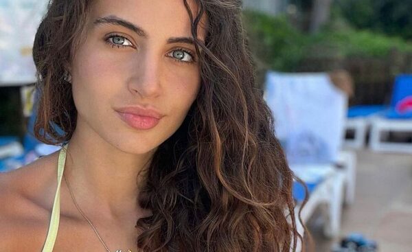 Sin maquillaje en un concurso de belleza, la modelo que hizo historia