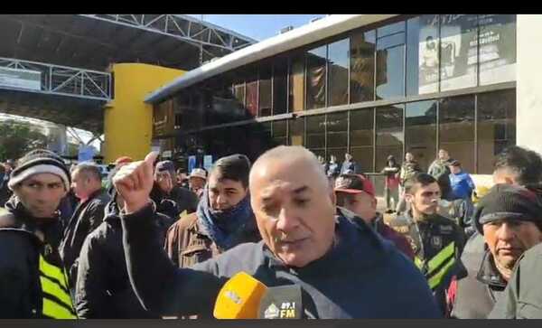 Diario HOY | Mototaxistas protestan tras la brutal muerte de un hombre en Puente de la Amistad