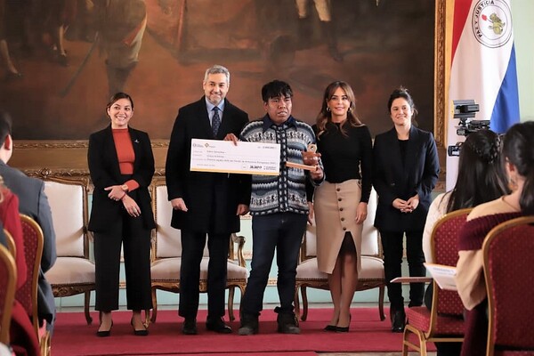 Gobierno entrega fondos a jóvenes artesanos para el fomento a los saberes ancestrales - .::Agencia IP::.