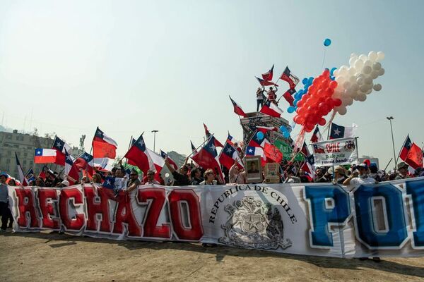 Violencia, ultraje a la bandera y episodios inesperados encienden la campaña del plebiscito en Chile - Mundo - ABC Color