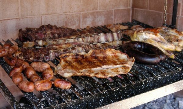 Disfrutaba de rico asado y murió atragantado