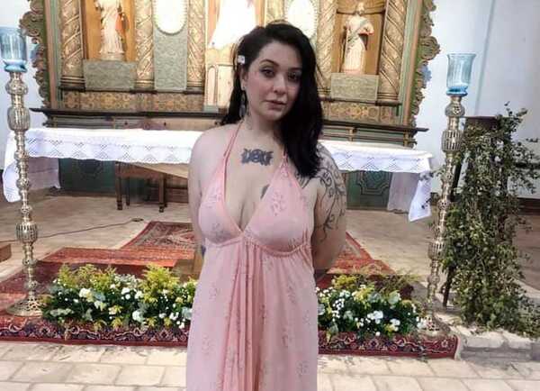 Cantante cañeada por su escote en la iglesia: “Vivan y dejen vivir”